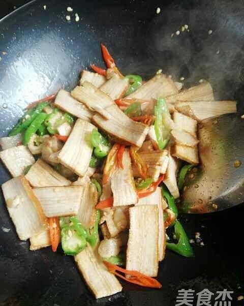 炒什么菜放辣椒籽好吃 facfccdc21794c7fa77bb3b915491c61.jpeg