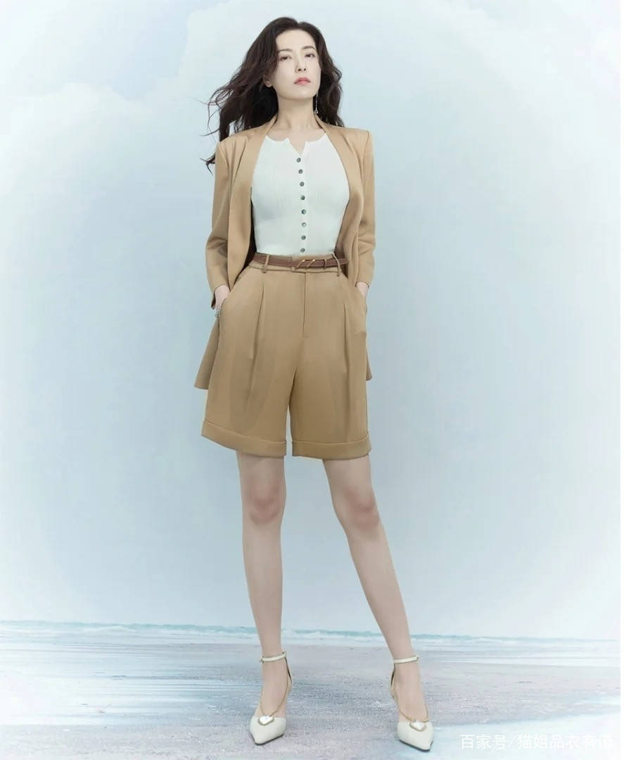 身材|“中戏校花”实至名归，曾黎穿大地色裙真优雅，44岁这身材羡慕了