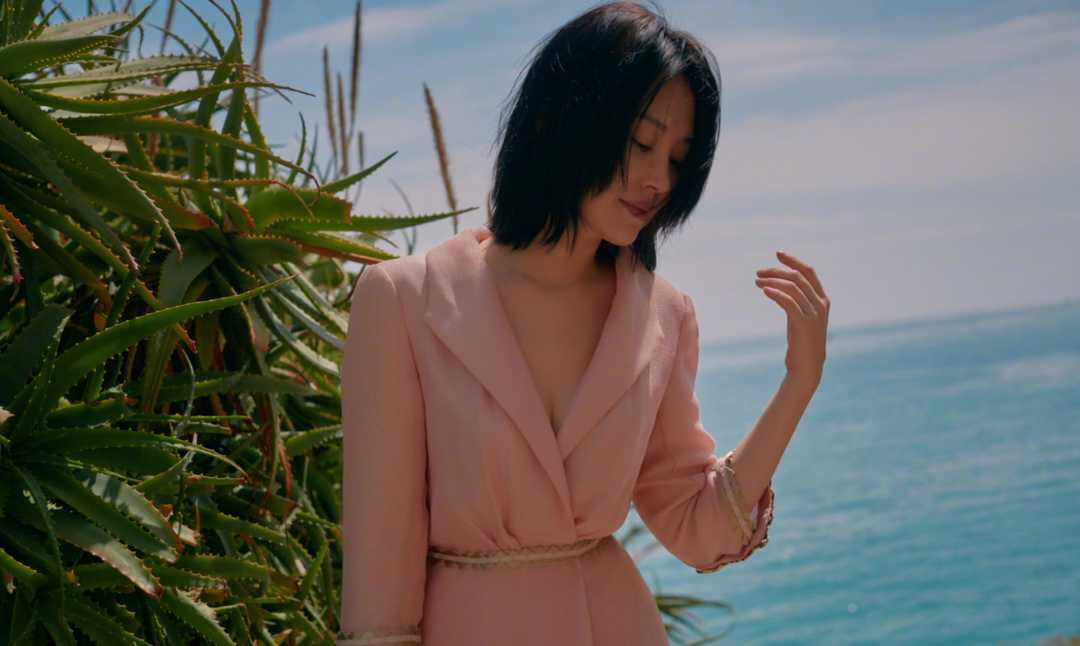 感觉|许晴真把自己当“小姑娘”,穿粉色连衣裙配运动鞋,比00后还会穿