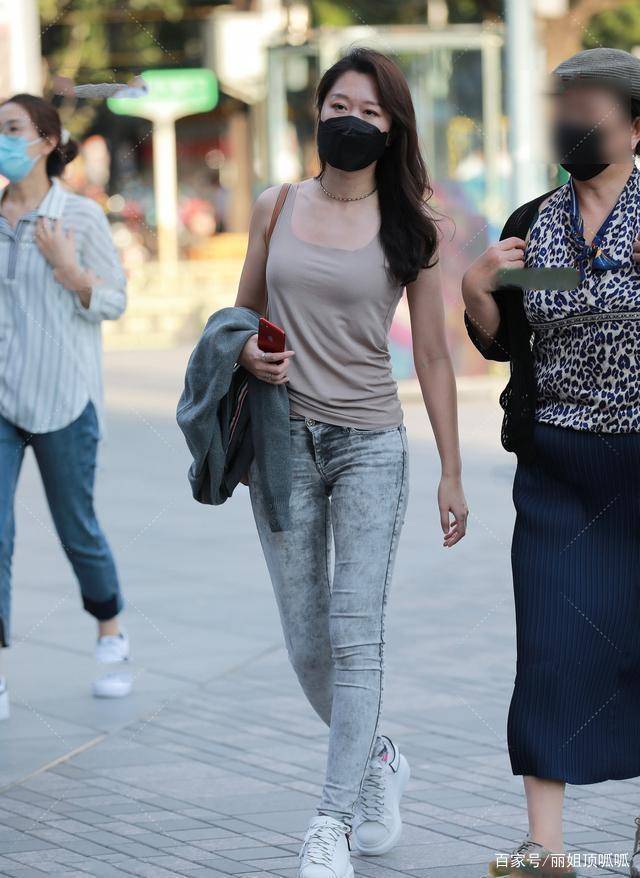 黑色|别致潮流的打底裤穿搭摩登范十足，显得美腿修长，气质高贵