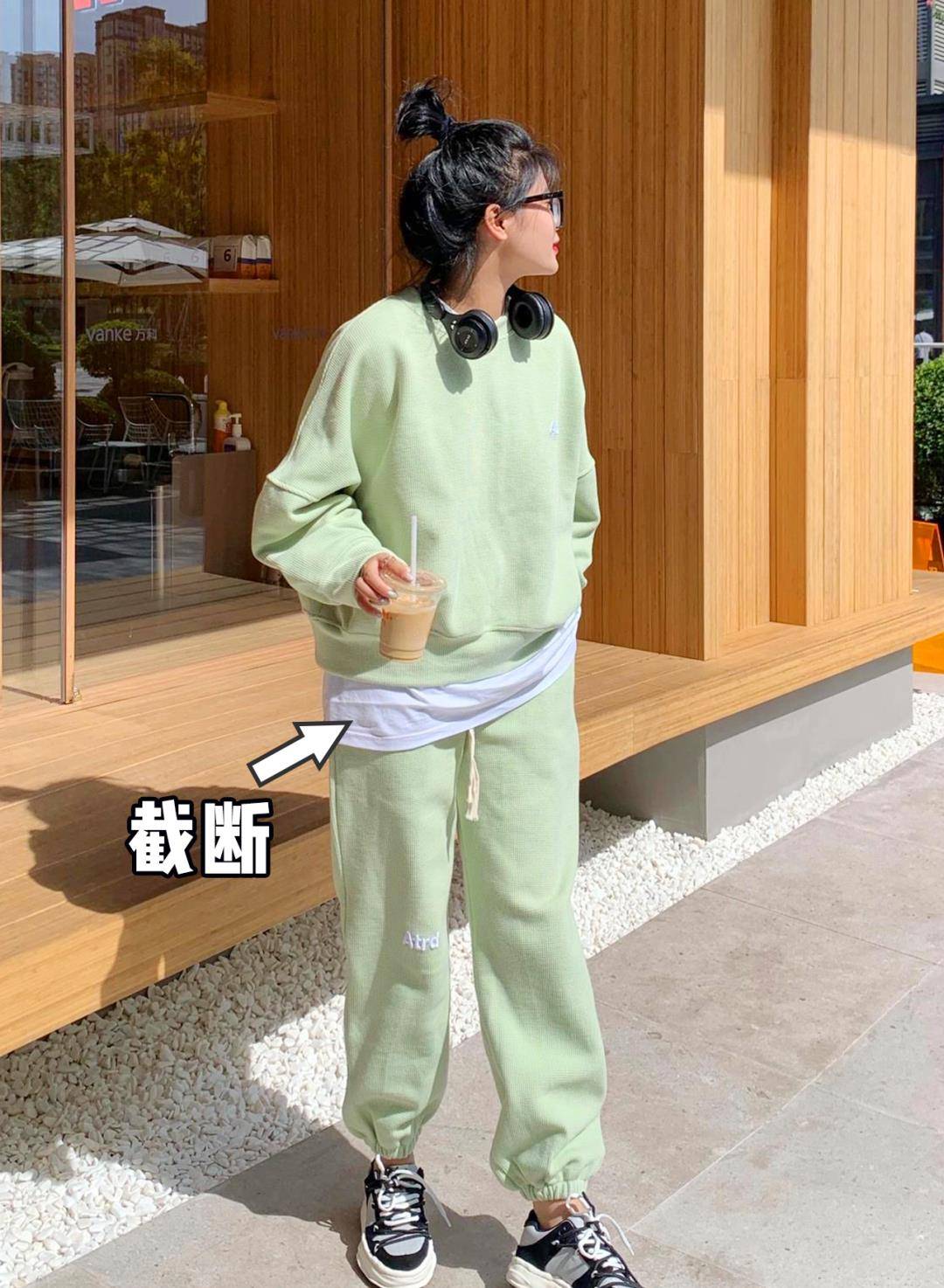对比色|黑白灰穿腻了？今秋彩色穿搭要火，回头率100%