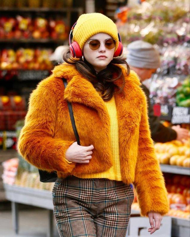 生活|赛琳娜状态真好!穿毛毛外套变身“时髦小姐”,胖嘟嘟可爱的很