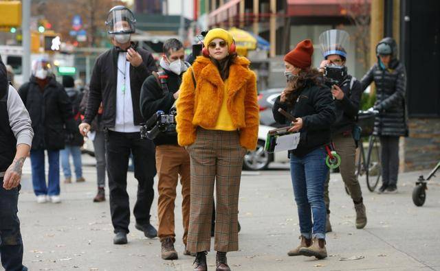 生活|赛琳娜状态真好!穿毛毛外套变身“时髦小姐”,胖嘟嘟可爱的很