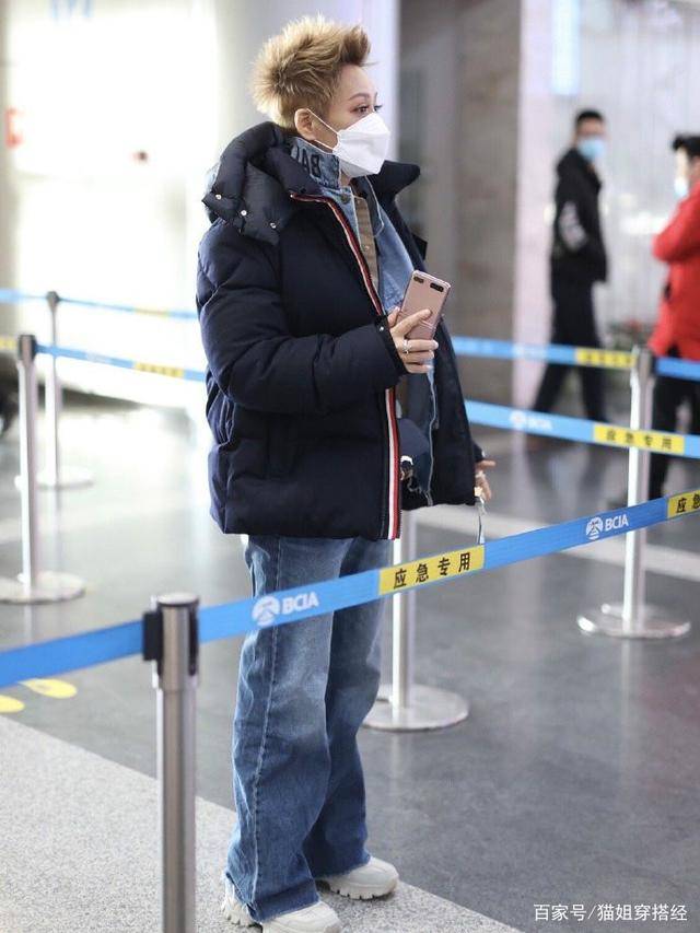 宁静|48岁宁静身材真瘦,机场叠穿“4层衣服”也不显胖,羡慕“姐姐”