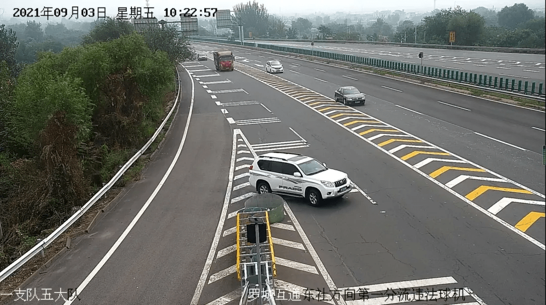太原环城高速南环段罗城收费站出口匝道处,一辆越野车正在违法倒车
