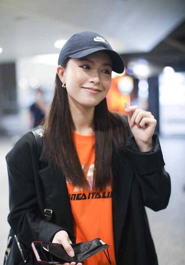 橙色|文咏珊果然有颜任性，黑色西装配橙色T恤随性利落，潇洒不帅气