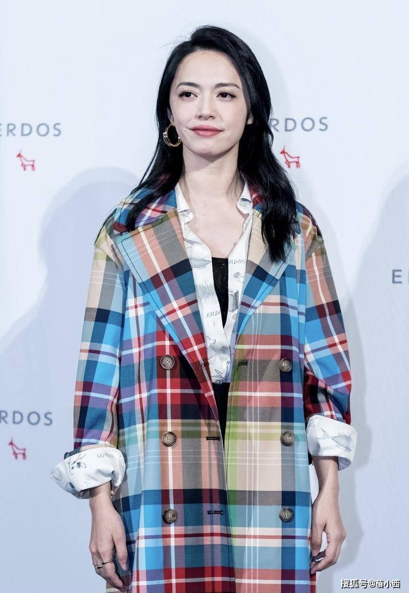姚晨|姚晨的私服穿搭真有国际范，风衣叠穿衬衫像超模，40+女人学一学