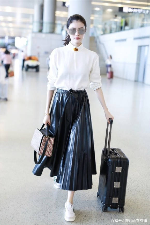 视觉|40岁的张萌真敢穿，大胆挑战绿百褶裙配绿T，果然老板娘就是自信