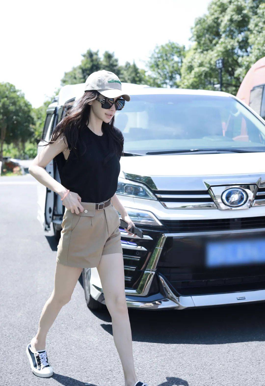 运动鞋|逛街偶遇杨幂…她穿短裤时总穿这几款鞋