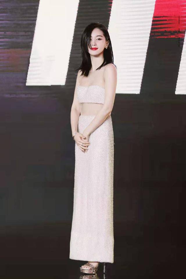 都能|王子文儿子都能“打酱油”了仍敢穿，上身只遮重要部位，个性飒气？