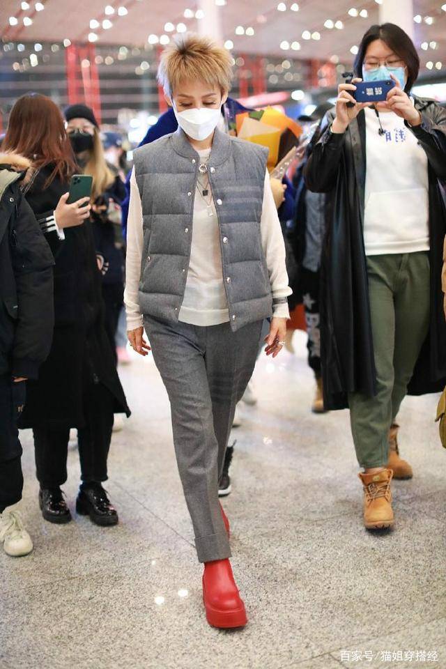 宁静|48岁宁静身材真瘦，机场叠穿“4层衣服”也不显胖，羡慕“姐姐”
