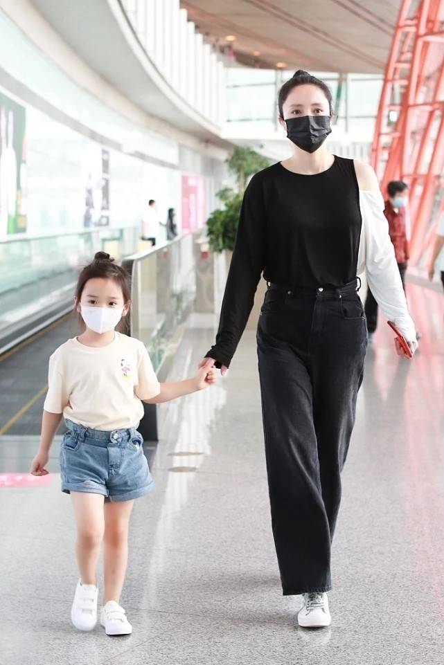 董璇真|42岁董璇真令人羡慕，随意穿条“拖地长裤”，造型都很显好身材