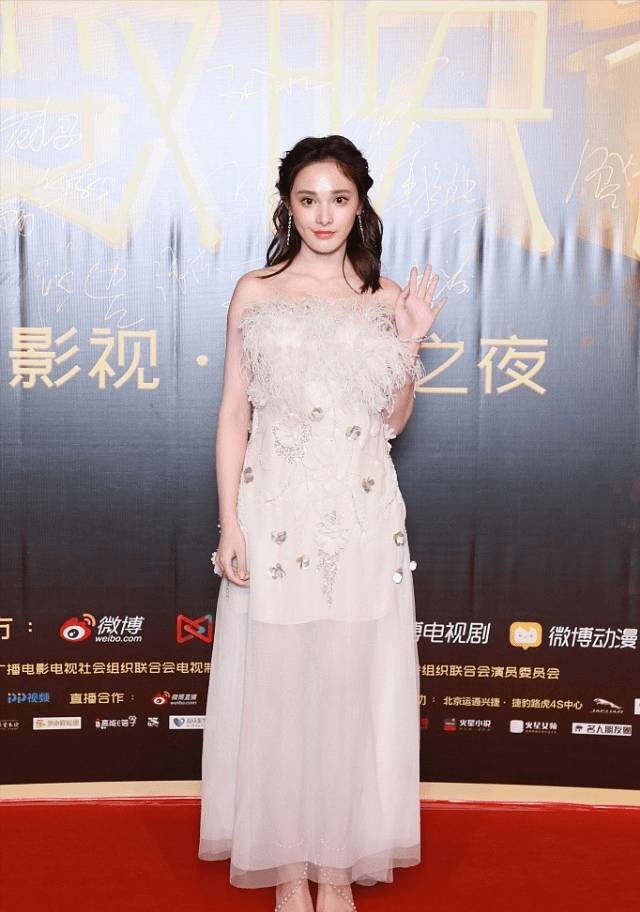 彭小苒|范冰冰旗下艺人彭小苒，穿裸色薄纱裙温婉大方，不像是90年生人