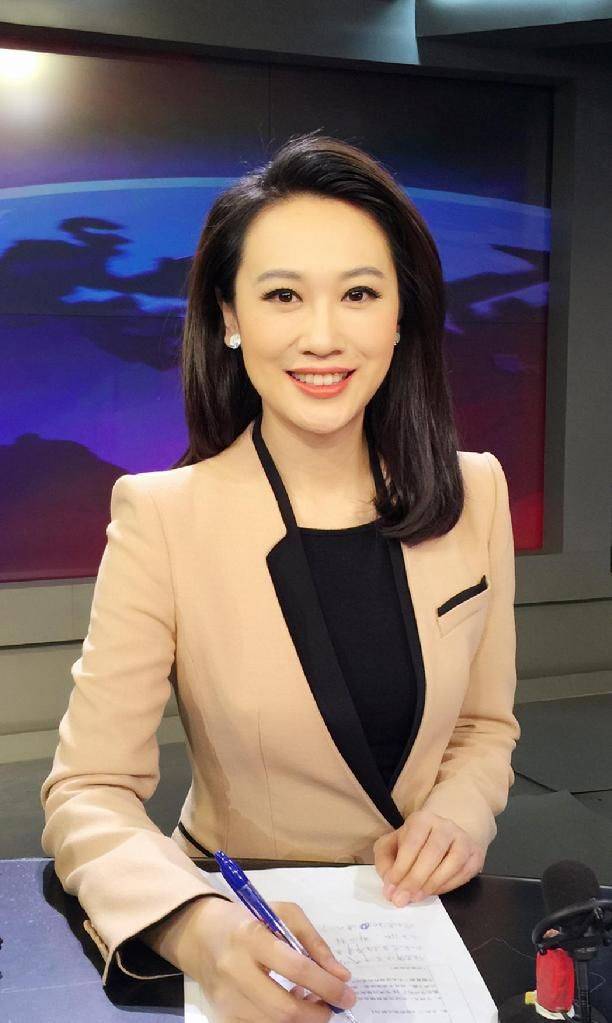 状态|央视主持人张琳罕见现身，54岁状态特别年轻，穿上西装气质大方！