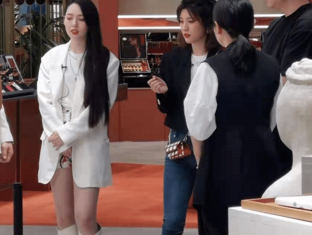 郭碧婷|小向太真会养女儿!不到一岁就去看画展,郭碧婷更难得打扮了一回