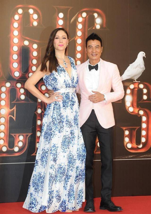亮点|任达华琦琦“夫唱妇随”，女的穿印花裙，男的像穿粉西装，真时髦！