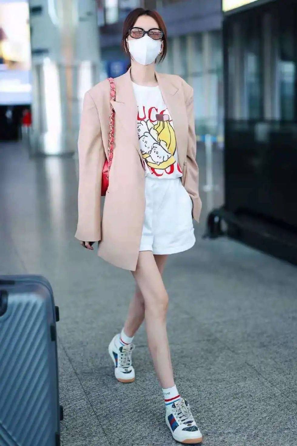 运动鞋|逛街偶遇杨幂…她穿短裤时总穿这几款鞋