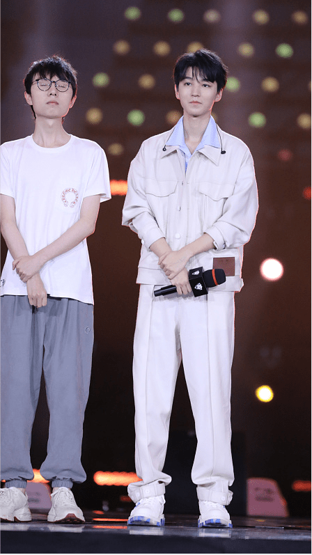 套装|王俊凯成长了不少，虽然穿白色套装还带着少年样，但一点不稚嫩了