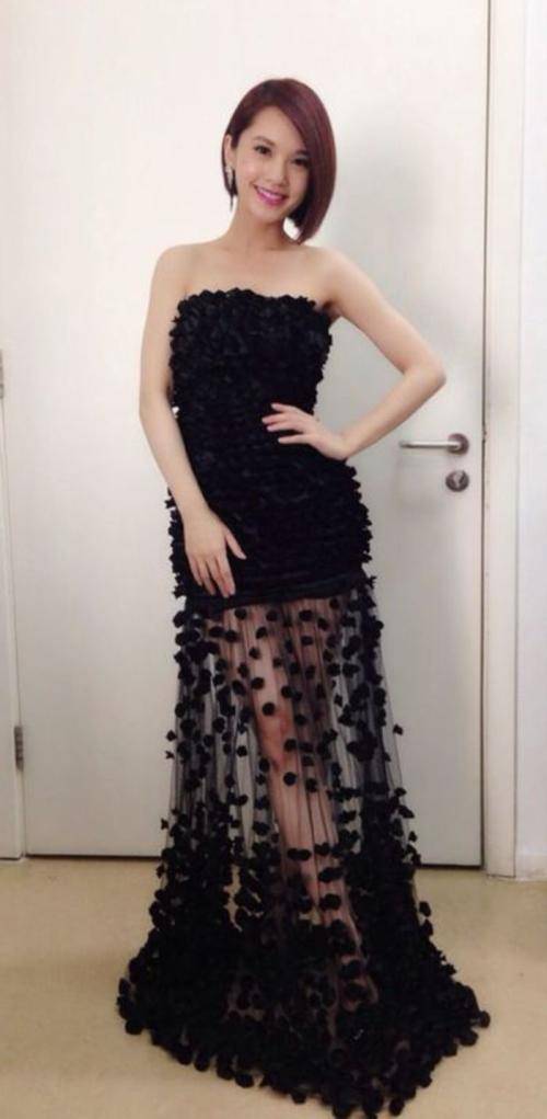 杨丞琳|杨丞琳不装嫩也挺有魅力,穿深V礼服成熟性感,后背镂空惹眼抢镜?