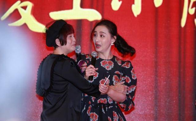 花朵|陈德容保养的太好了，穿这么土气显老的裙子，也不像奔五的年纪