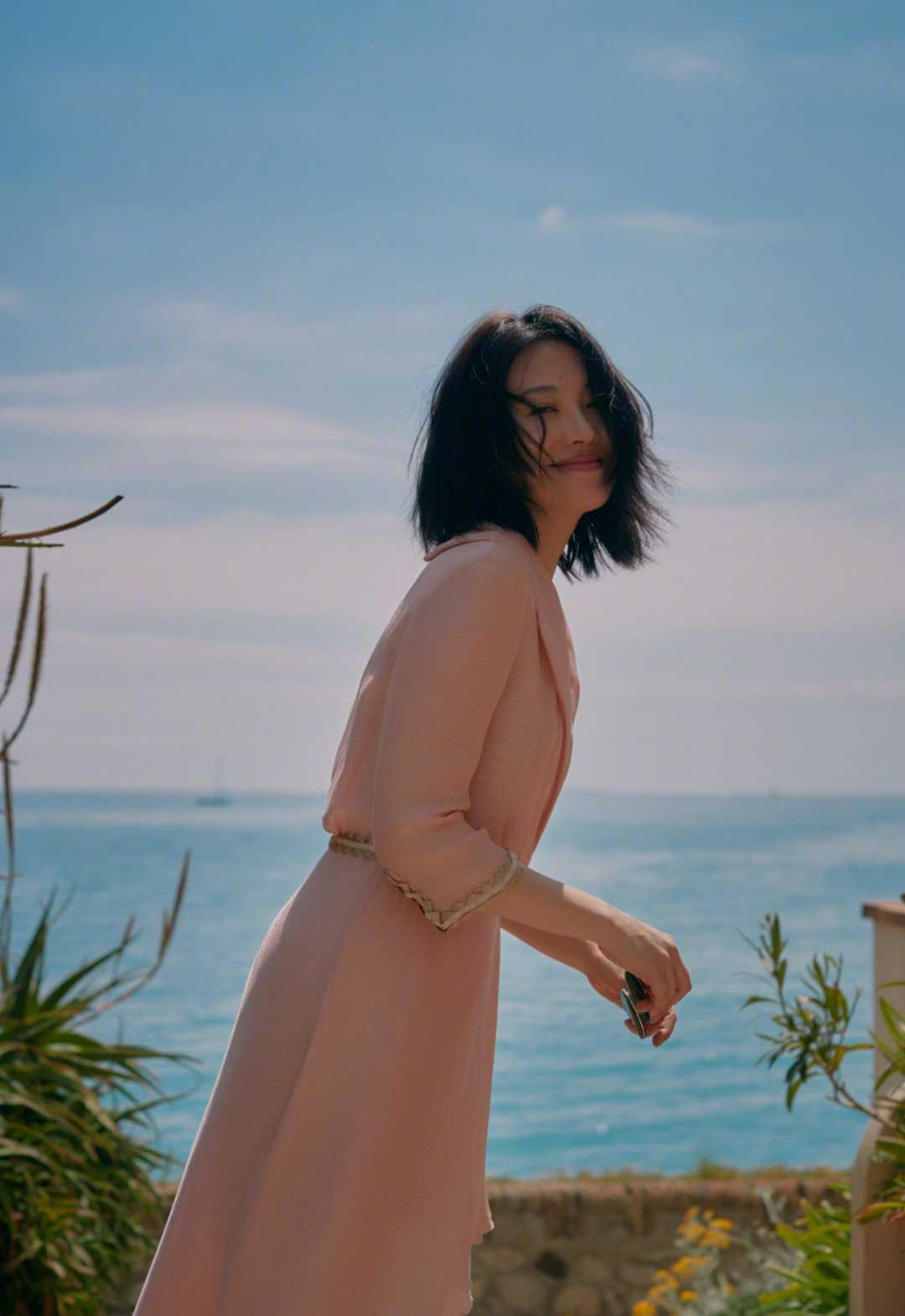 感觉|许晴真把自己当“小姑娘”,穿粉色连衣裙配运动鞋,比00后还会穿