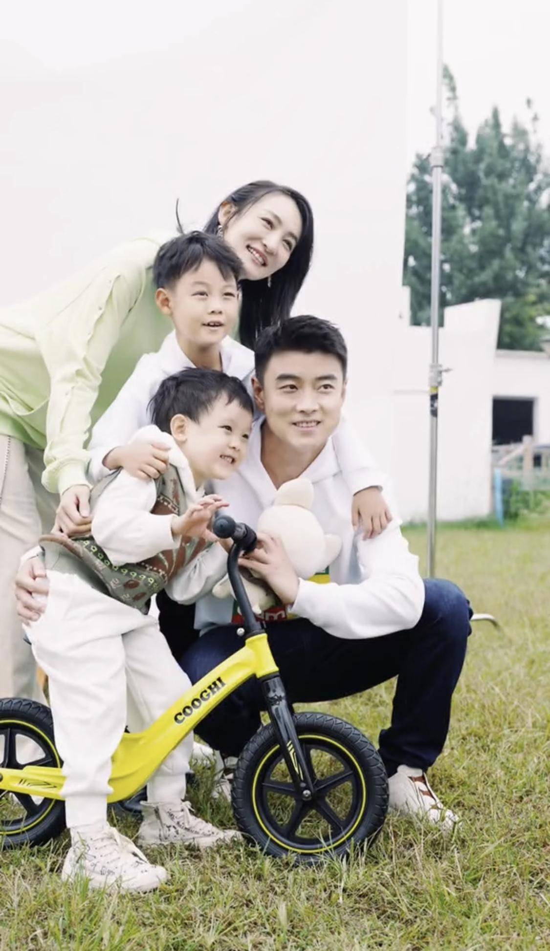 国乒男|“国乒男神”王皓晒全家福，妻子一张“祸水脸”，感觉很有优势美
