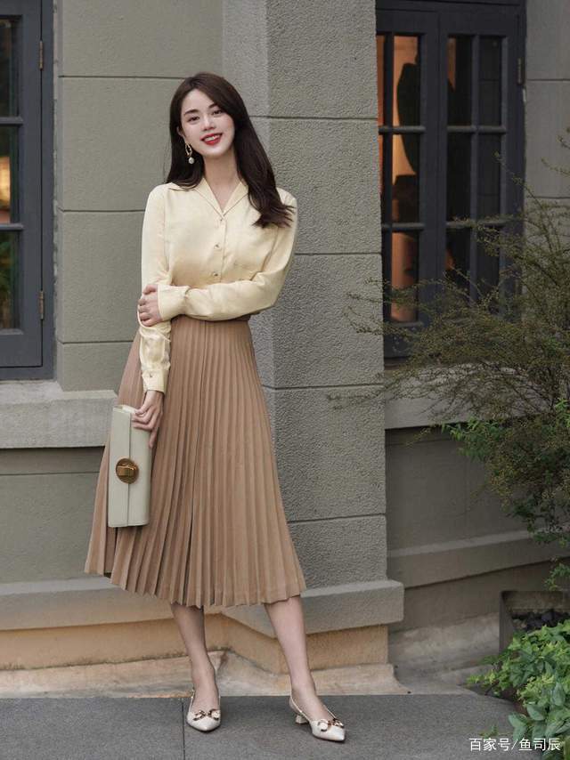 毛衣|30+的女生怎么穿才有气质？白色衬衫配长款简约大方，减龄又洋气