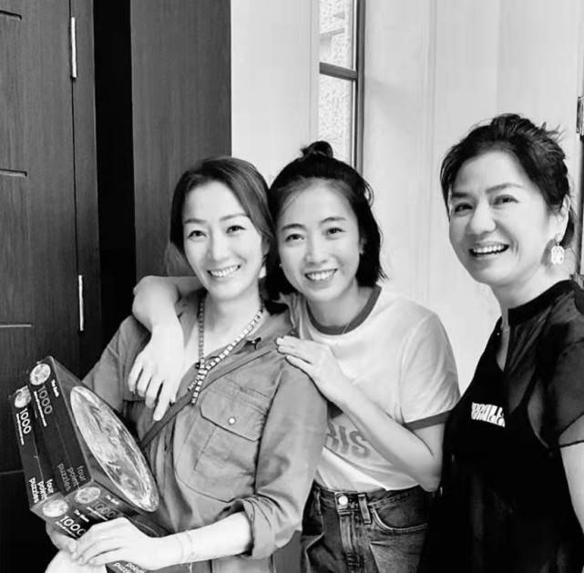 甘比|甘比3岁女儿罕见露正脸！穿短袖跟妈妈参加活动，长相神似刘銮雄