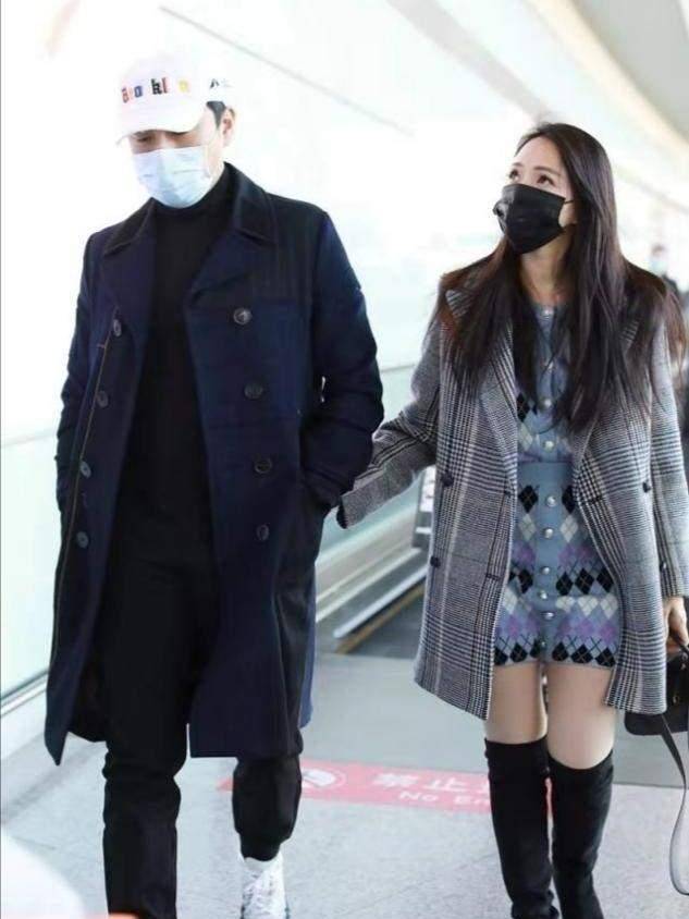 短裙|秦昊夫妇走机场，伊能静零下8度光腿穿短裙，比小10岁老公还嫩！