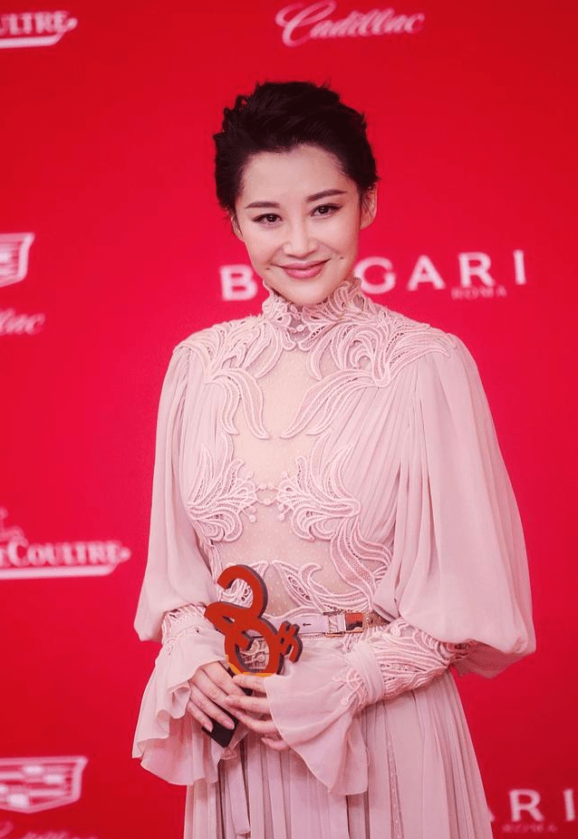 魅力|许晴扮起嫩来没得比,年过半百肌肤娇嫩,齐刘海造型也就她能撑住