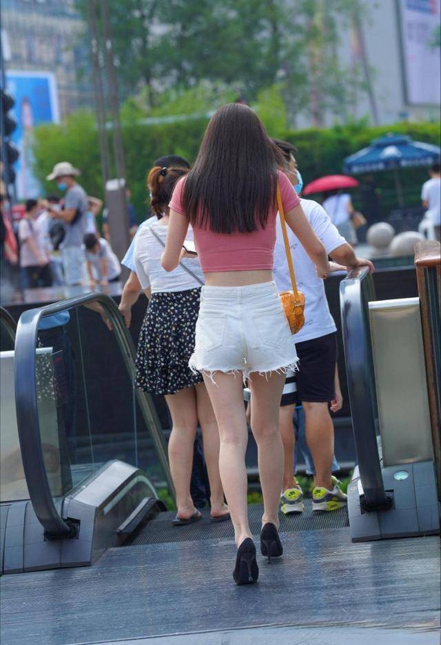 蓝色|黑色体恤搭配蓝色瑜伽裤，时尚潮流动感十足，美女秀身材穿搭！
