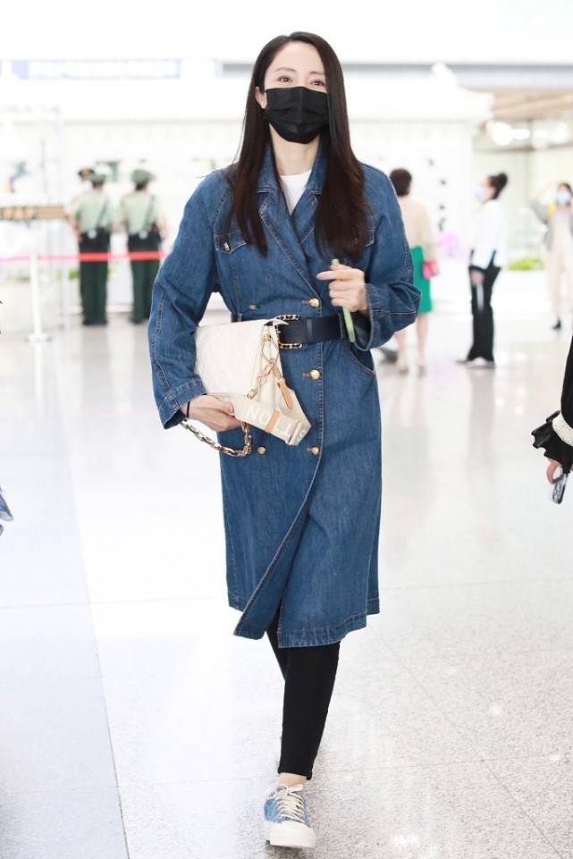 董璇真|42岁董璇真令人羡慕，随意穿条“拖地长裤”，造型都很显好身材