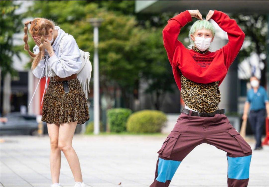 短裙|泫雅与男友花式比心,穿豹纹短裙演绎土味时尚,金晓钟绿发更抢镜