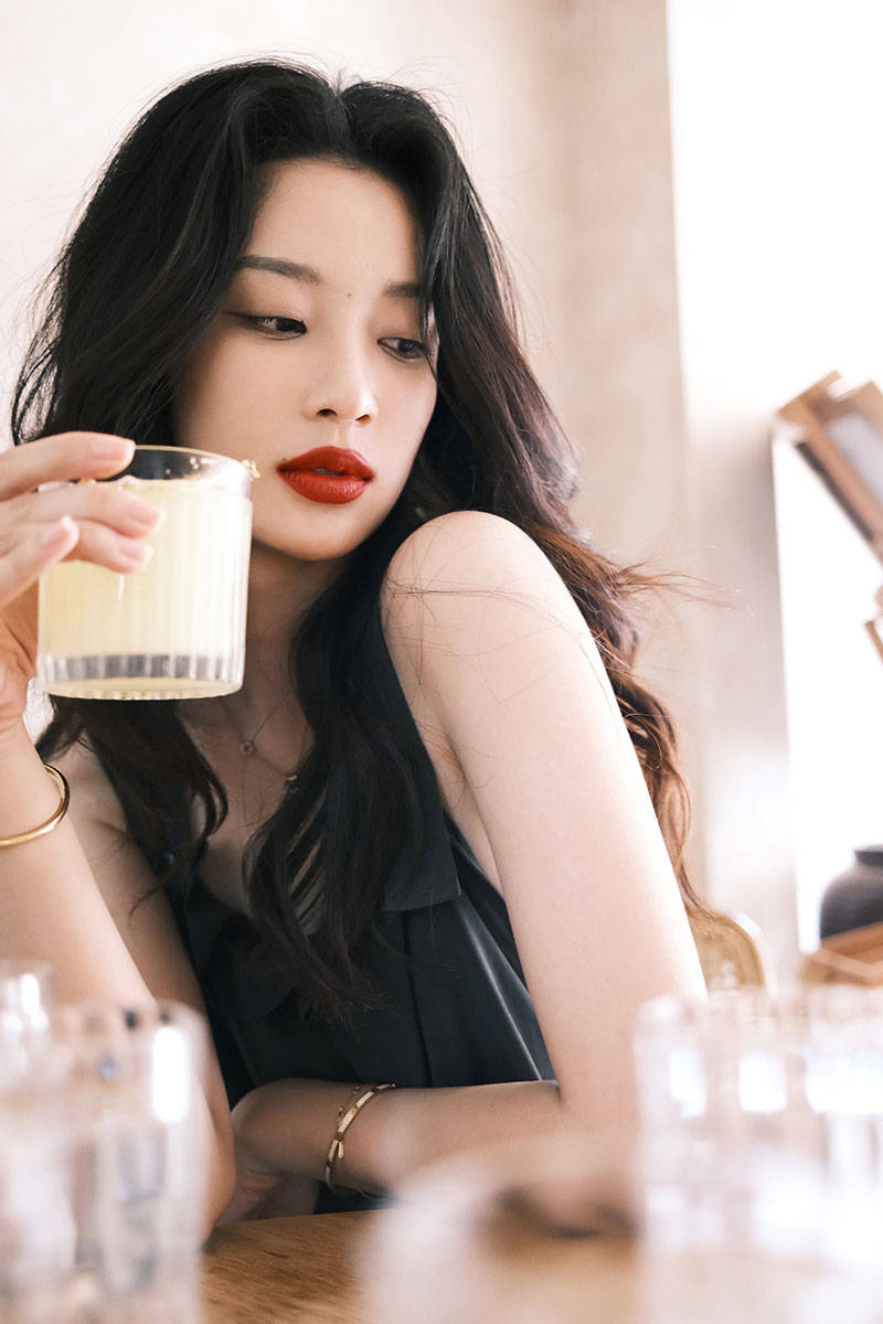 孙佳雨对时尚有独特的见解,生活照烟火气十足,大片极具高级质感.