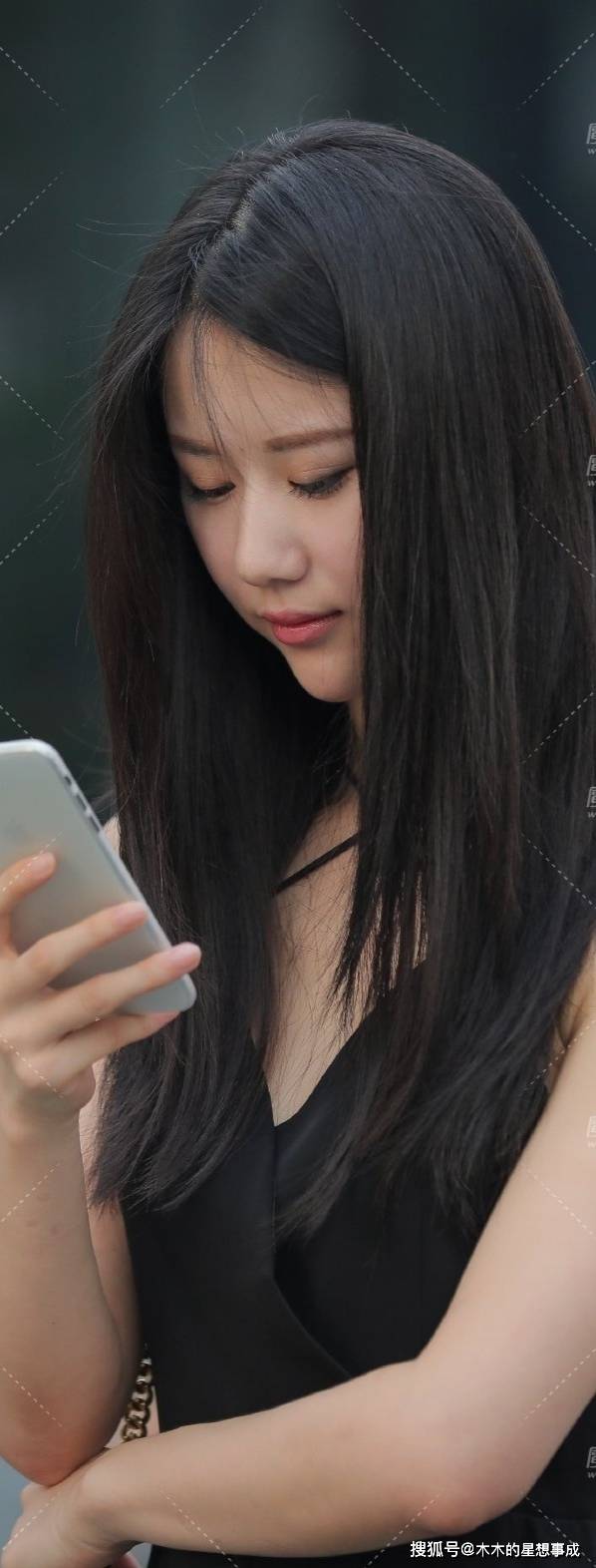 身材|V领口的服装不仅能让女孩穿出大气的时尚感更显身材