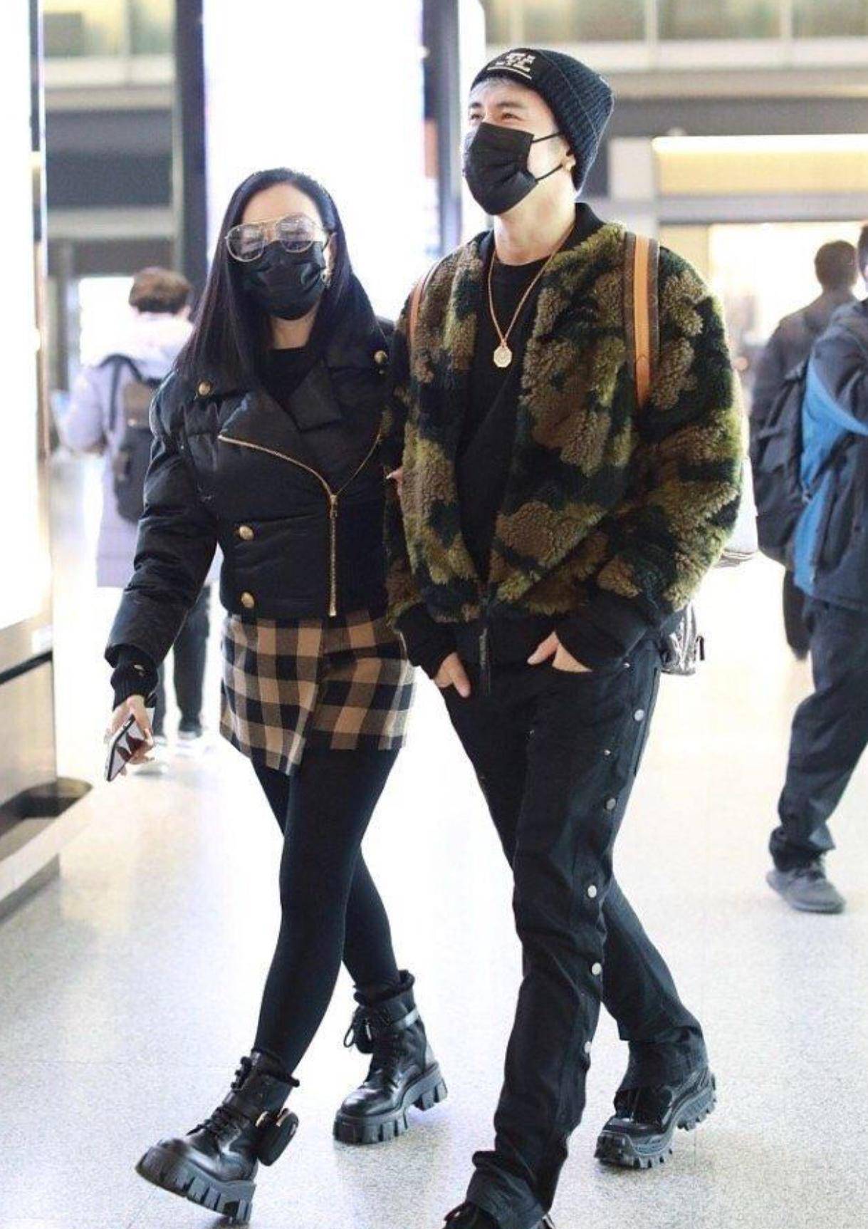 服装|钟丽缇两口子走机场，身材微胖还穿紧身外套，勒出“马蜂腰”绝了