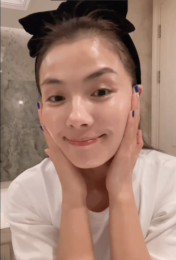 牛仔|刘涛对自己的颜值真自信，晒出自己素颜的视频，但却意外显清纯