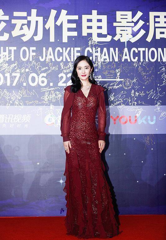 服装|杨幂颜值很高了，生图能看见脸上只有个痘痘，不过造型一般