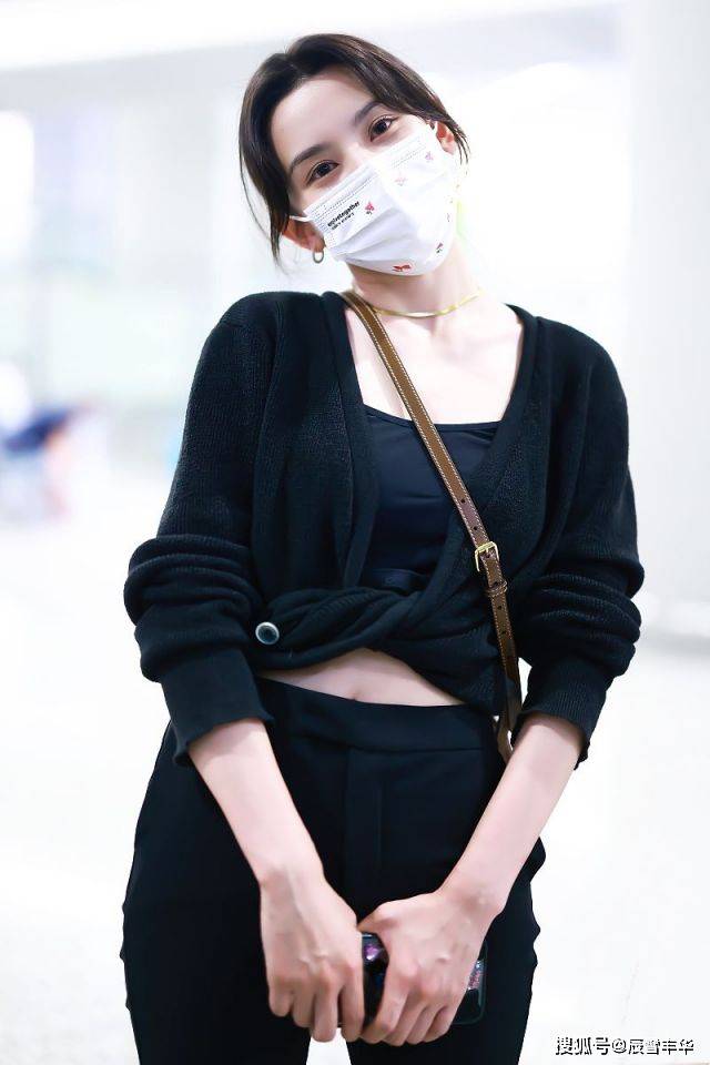 身材|学宋祖儿这样穿针织衫,衣角拧成麻花配喇叭裤,一身黑照样显年轻