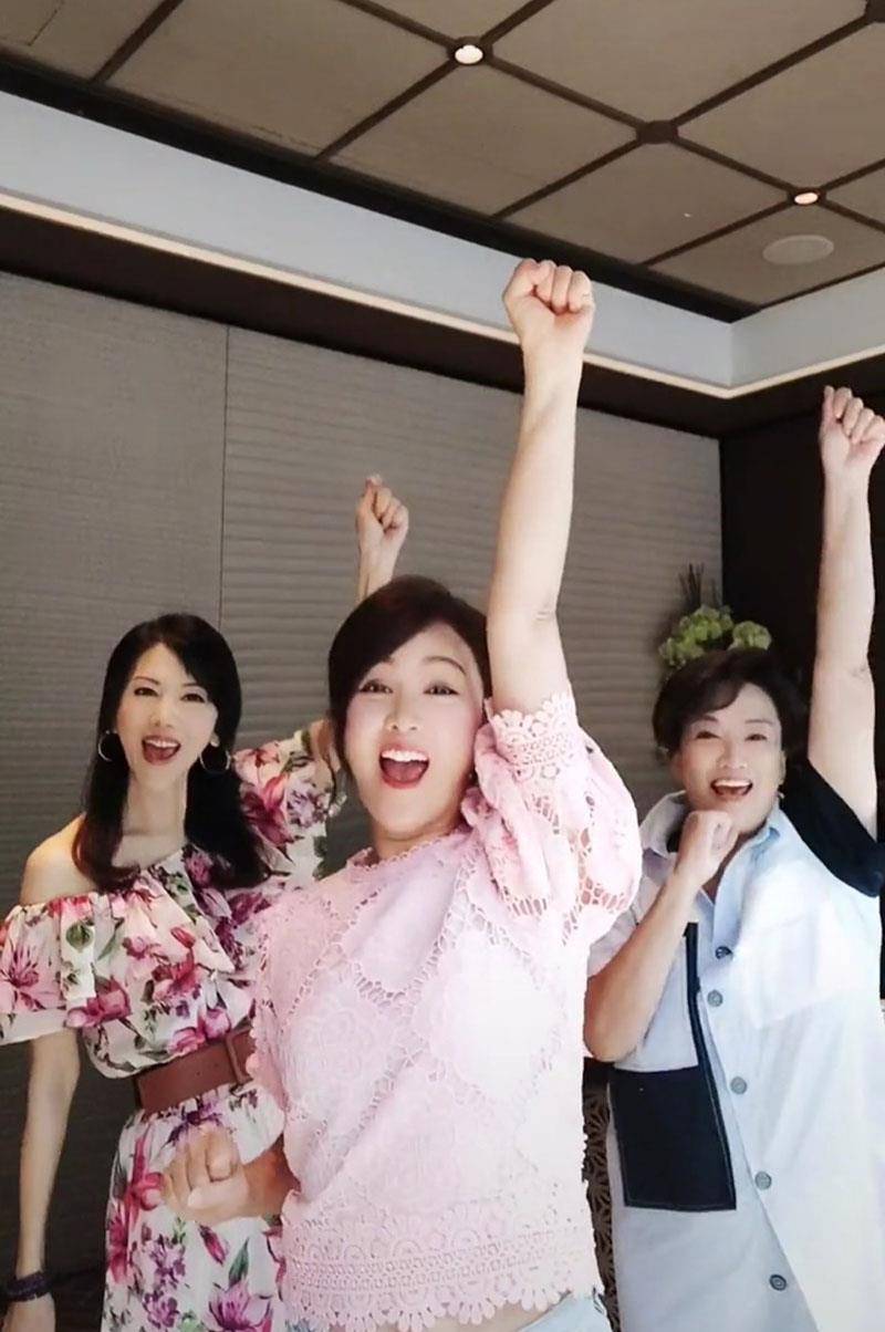 什么|梁小冰现身港姐聚会！52岁穿粉衣跳舞似选美现场，关咏荷捂嘴害羞