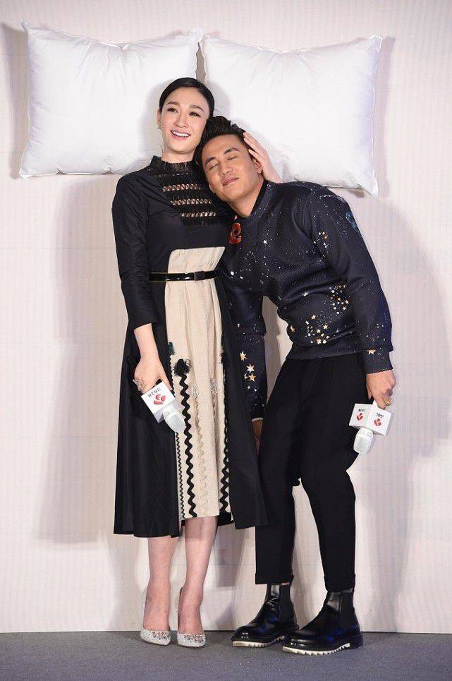 原创李小冉与小5岁的杜淳同框穿蕾丝款裙显瘦又妩媚看不出年龄差