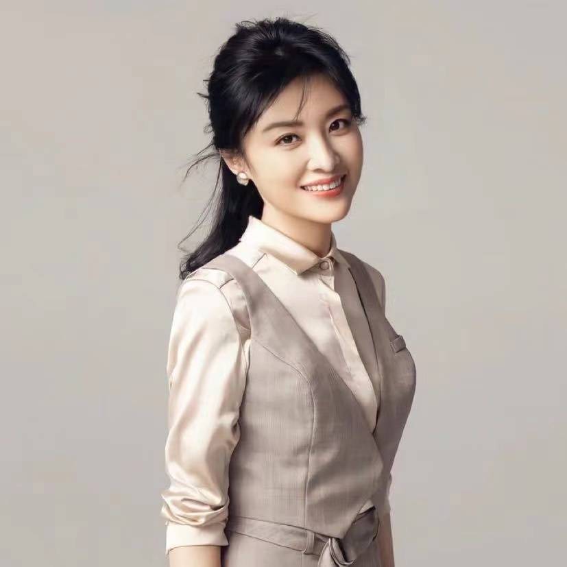 周涛否认孩子患自闭症,主持17次春晚后,离开央视和女儿无关_北京电视