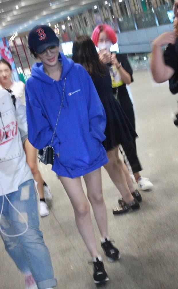 卫衣|杨紫终于自信一回，浑身穿件卫衣就出门，秀出的腿让女生看了崩溃