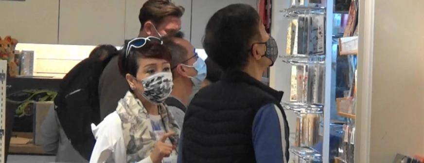 卫衣|谢霆锋69岁妈妈扮嫩，穿印花卫衣外套系腰间，一身前卫打扮减龄