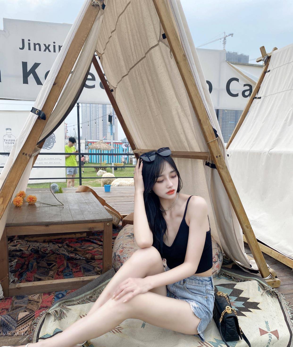 吊带|女人再懒,也别总穿T恤出门,今年流行“吊带+裤子”,时髦又清爽