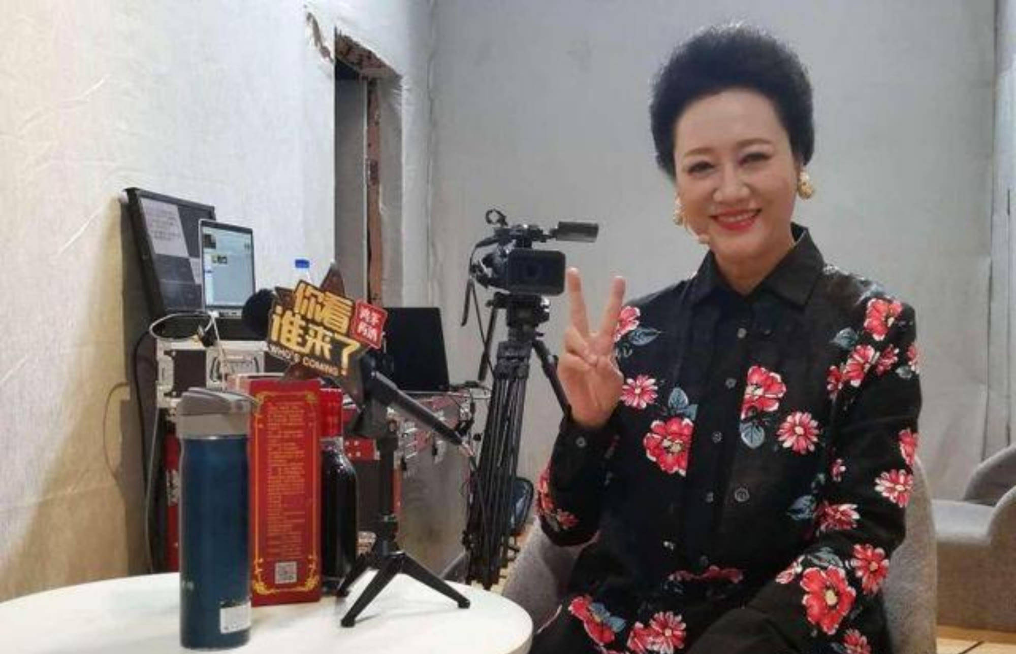 贵妇|车晓母女同台亮相，王丽云穿印花装配“贵妇头”，气场比女儿强大