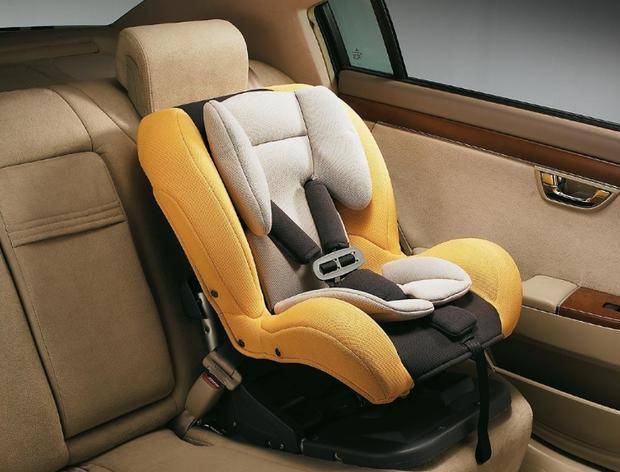 手机|幼儿园老师被“擒拿”，孩子们的反应太暖心，网友：小心摔到头