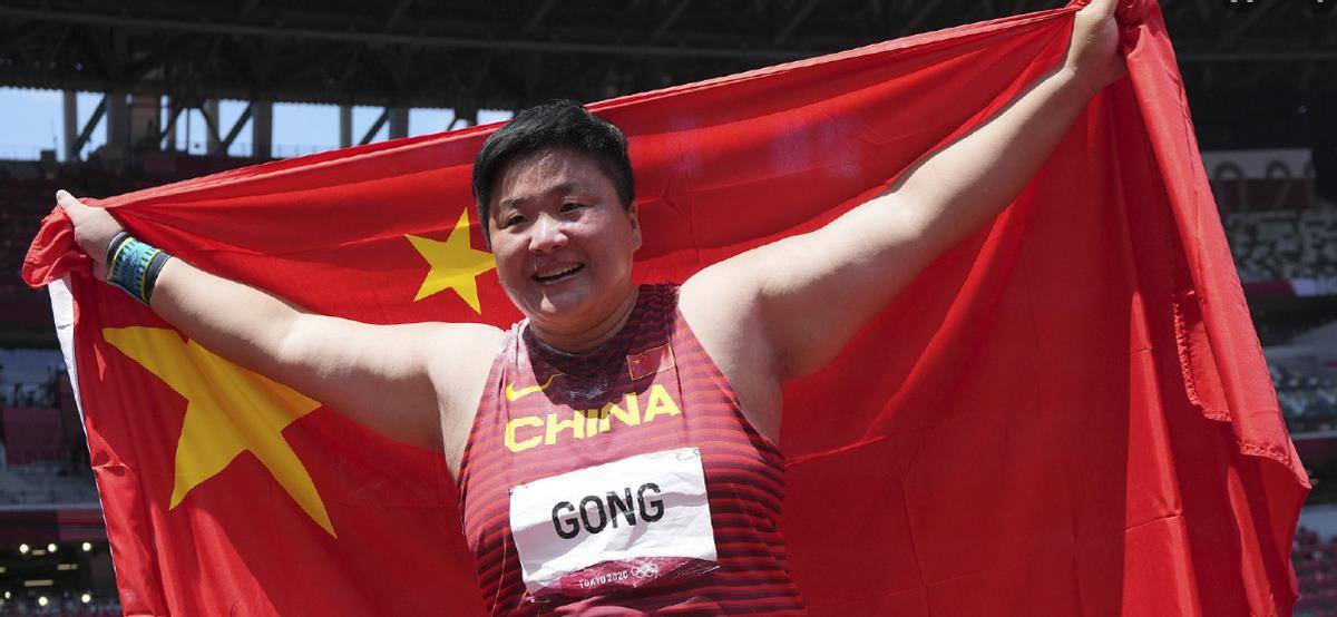 视觉|奥运冠军巩立姣撞脸暖羊羊，身材虽然“大码”，玩起叠穿却很时髦