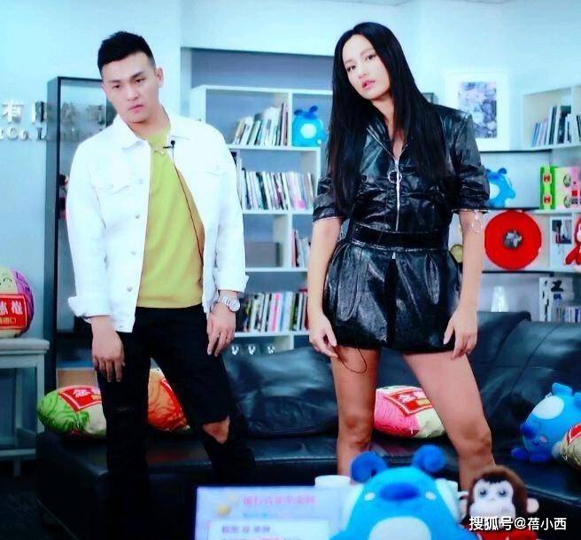 美眉|瞿颖不走寻常路，“身材壮硕又会穿”，年过半百穿牛仔外套特时髦
