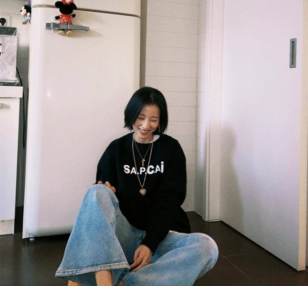 配饰|周雨彤在《我在他乡挺好的》中演技哭戏值得夸，她的衣品更值得夸